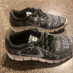 NIKE Snakeskin Black, Gray & White Sneakers Sz 6